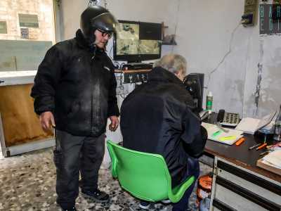 L�uomo ci invita a entrare e, mentre prende un�ordinazione...